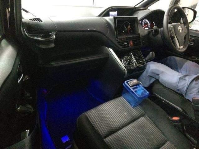 Ref:AUX-14229905 TOYOTA VOXY 2018 - Image 3