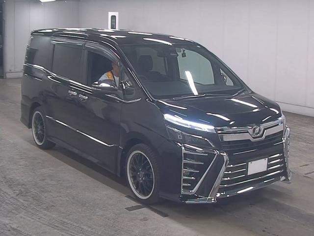 Ref:AUX-14229905 TOYOTA VOXY 2018