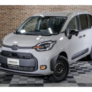 2023 Toyota Sienta white hybrid used car Japan export