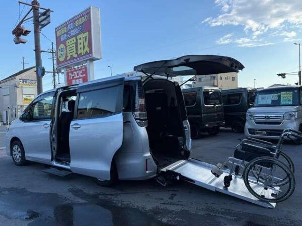Ref:AUX-18644571 TOYOTA VOXY 2018