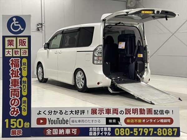 Ref:AUX-18789814 TOYOTA VOXY 2013