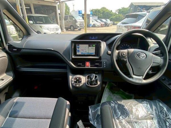 Ref:AUX-18820813 TOYOTA NOAH 2022 - Image 2