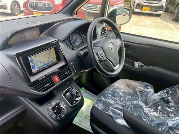 Ref:AUX-18820813 TOYOTA NOAH 2022 - Image 11