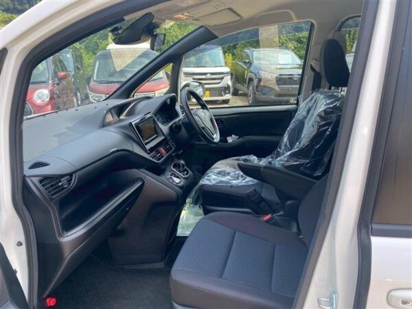 Ref:AUX-18820813 TOYOTA NOAH 2022 - Image 12