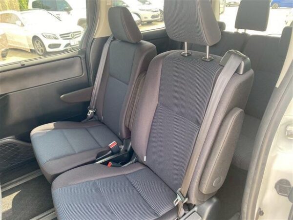 Ref:AUX-18820813 TOYOTA NOAH 2022 - Image 13