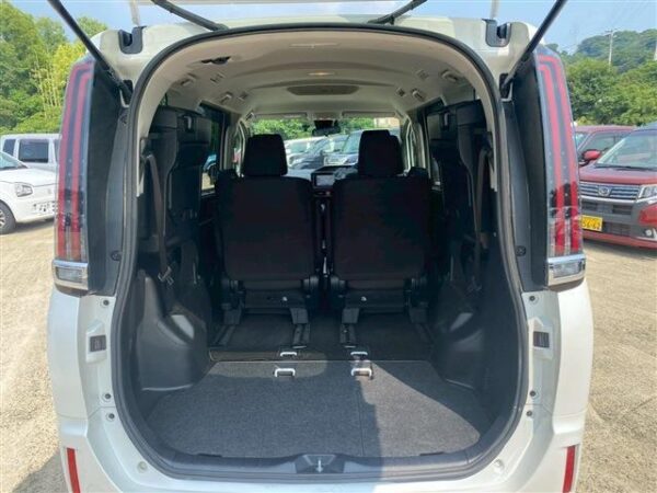 Ref:AUX-18820813 TOYOTA NOAH 2022 - Image 16