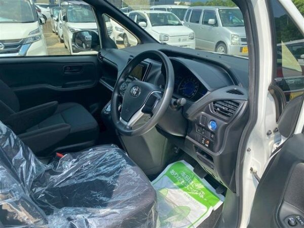 Ref:AUX-18820813 TOYOTA NOAH 2022 - Image 17