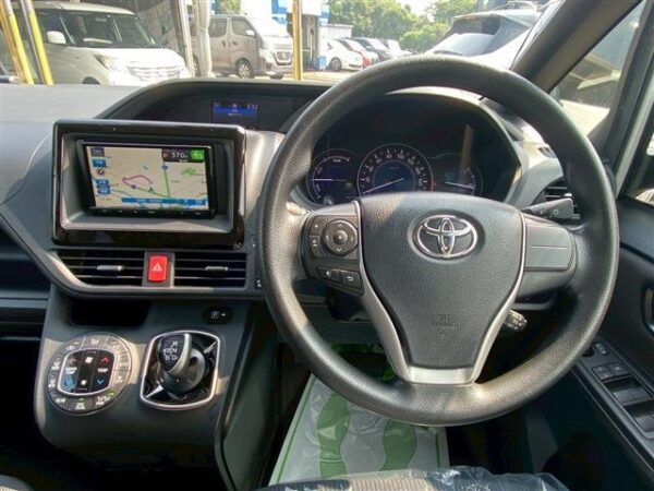 Ref:AUX-18820813 TOYOTA NOAH 2022 - Image 18