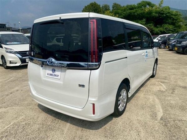 Ref:AUX-18820813 TOYOTA NOAH 2022 - Image 3