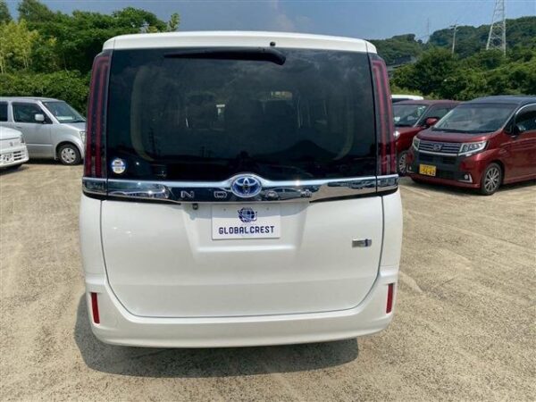 Ref:AUX-18820813 TOYOTA NOAH 2022 - Image 4