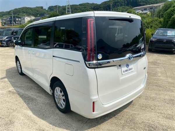 Ref:AUX-18820813 TOYOTA NOAH 2022 - Image 5