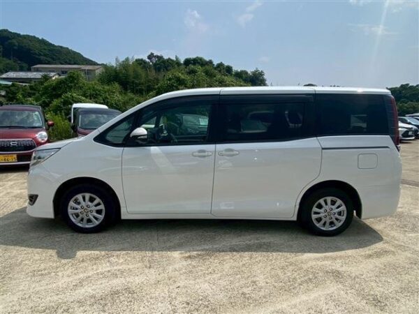 Ref:AUX-18820813 TOYOTA NOAH 2022 - Image 6