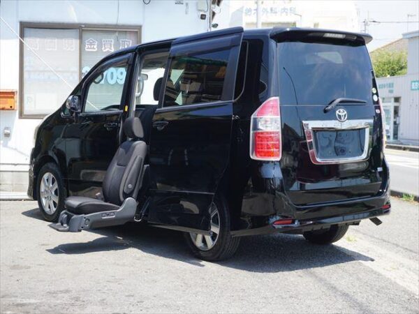 Ref:AUX-18978148 TOYOTA NOAH 2009