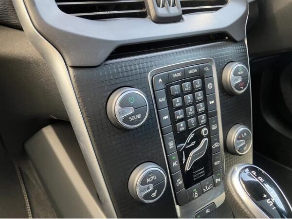 Ref:AUX-19179429 VOLVO V40 2018 - Image 12