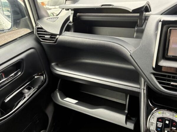 Ref:AUX-19231027 TOYOTA NOAH 2020 - Image 16