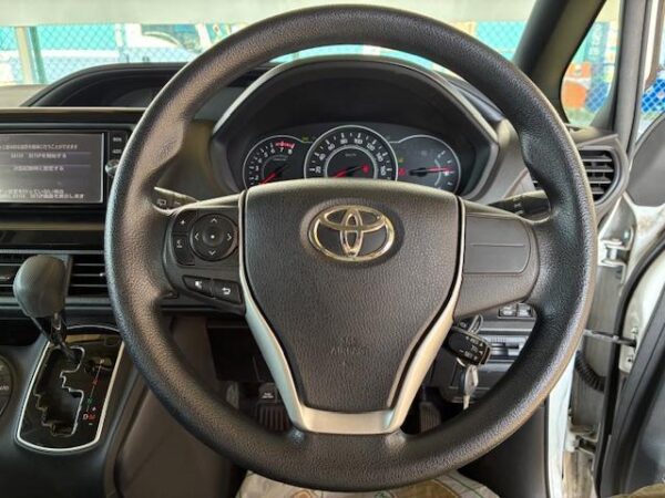 Ref:AUX-19410490 TOYOTA VOXY 2017 - Image 13