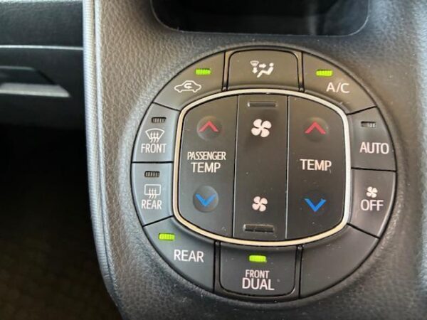 Ref:AUX-19410490 TOYOTA VOXY 2017 - Image 8