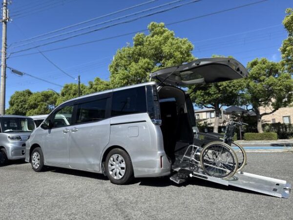 Ref:AUX-19410958 TOYOTA VOXY 2017