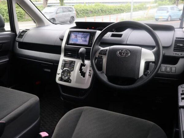 Ref:AUX-19555042 TOYOTA VOXY 2013 - Image 2