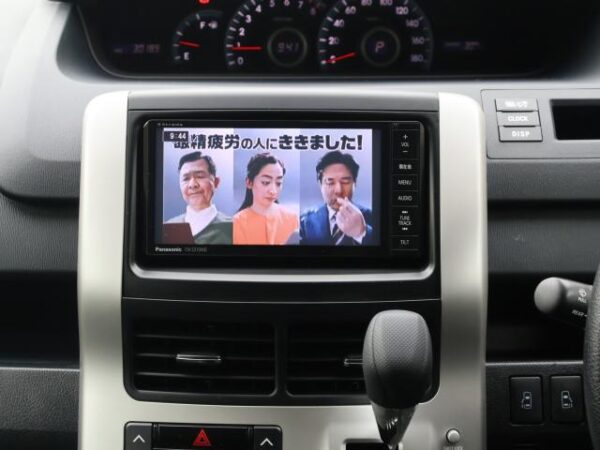 Ref:AUX-19555042 TOYOTA VOXY 2013 - Image 4