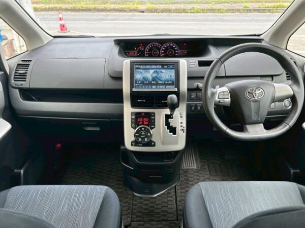 Ref:AUX-19564114 TOYOTA VOXY 2012 - Image 3