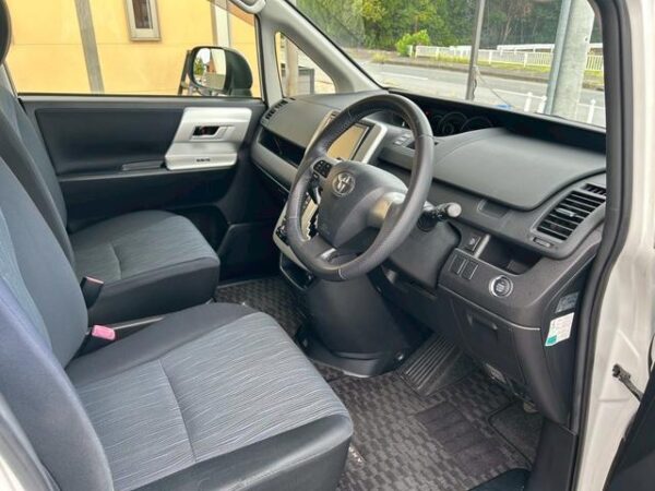 Ref:AUX-19564114 TOYOTA VOXY 2012 - Image 6