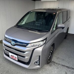 2022 Toyota Noah silver hybrid used car Japan export