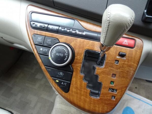 Ref:AUX-19618413 TOYOTA ISIS 2010 - Image 16