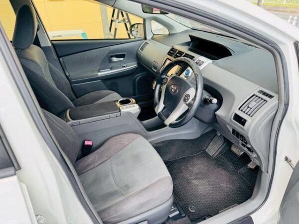 Ref:AUX-19656049 TOYOTA PRIUS ALPHA 2013 - Image 6