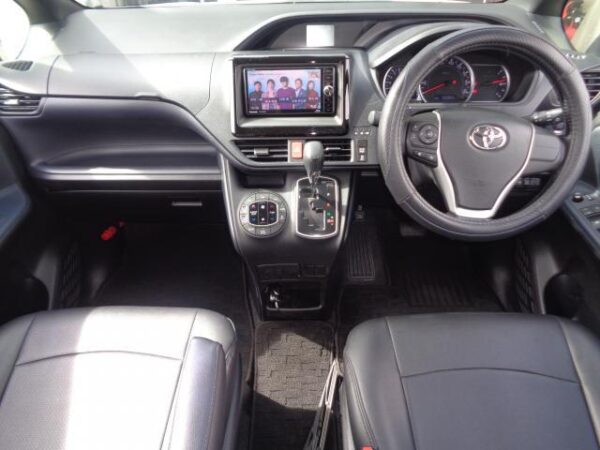 Ref:AUX-19803015 TOYOTA VOXY 2017 - Image 3
