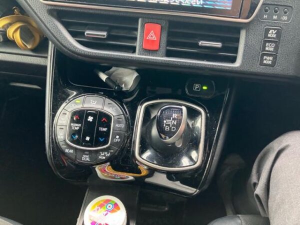 Ref:AUX-20081232 TOYOTA NOAH 2016 - Image 18