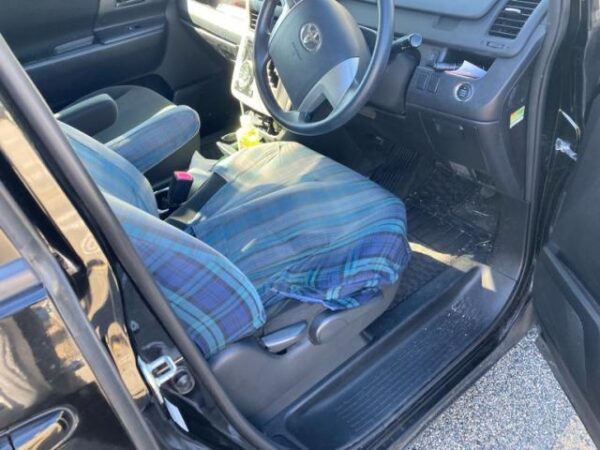 Ref:AUX-20089026 TOYOTA VOXY 2013 - Image 4