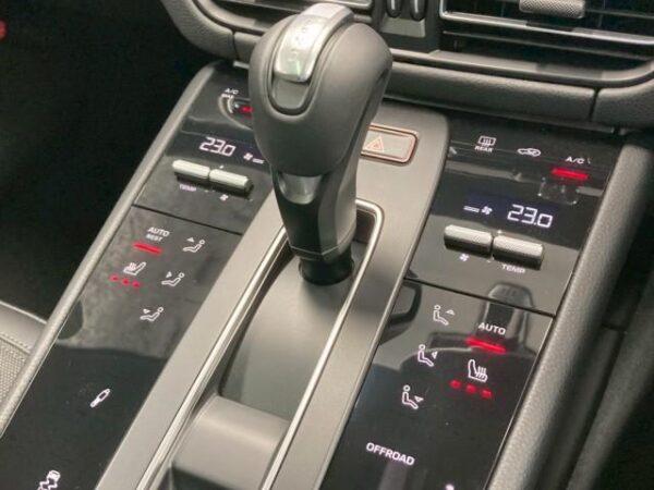 Ref:AUX-20090142 PORSCHE MACAN 2024 - Image 14