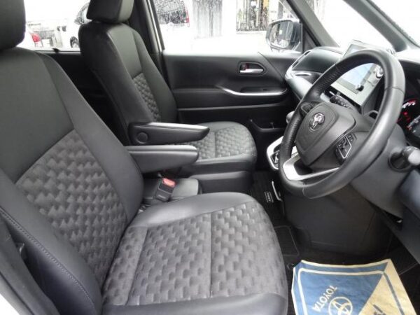 Ref:AUX-20094069 TOYOTA VOXY 2022 - Image 11
