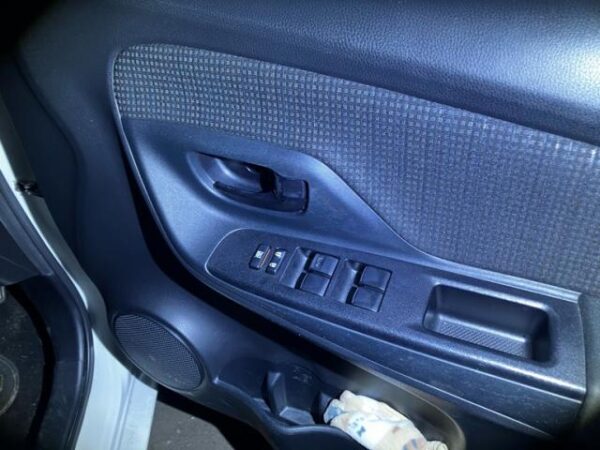 Ref:AUX-20105378 TOYOTA VITZ 2017 - Image 10