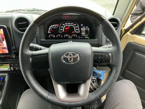Ref:AUX-20105404 TOYOTA LAND CRUISER 70 2025 - Image 17