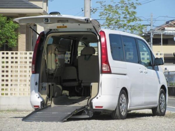 Ref:AUX-20112820 NISSAN SERENA 2009