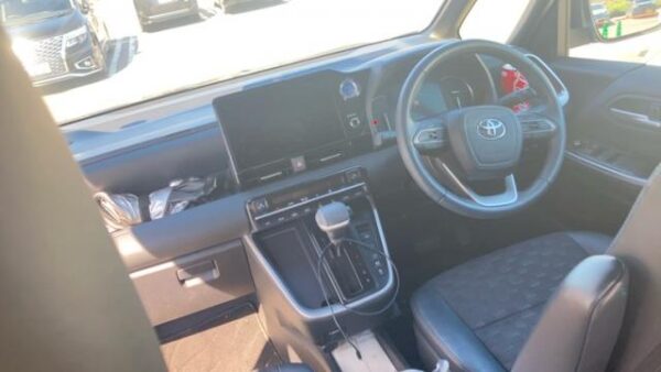 Ref:AUX-20123878 TOYOTA VOXY 2023 - Image 18