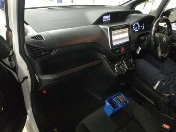Ref:AUX-20125213 TOYOTA NOAH 2018 - Image 3