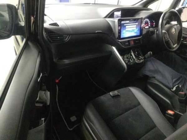 Ref:AUX-20127117 TOYOTA VOXY 2020 - Image 3
