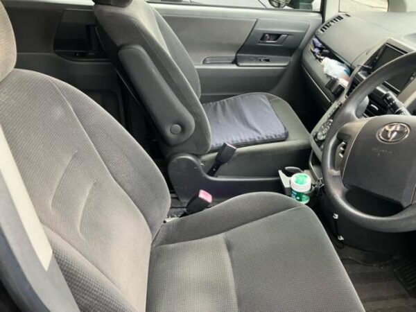 Ref:AUX-20140910 TOYOTA VOXY 2008 - Image 6