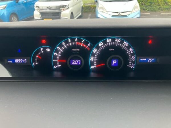 Ref:AUX-20140910 TOYOTA VOXY 2008 - Image 8
