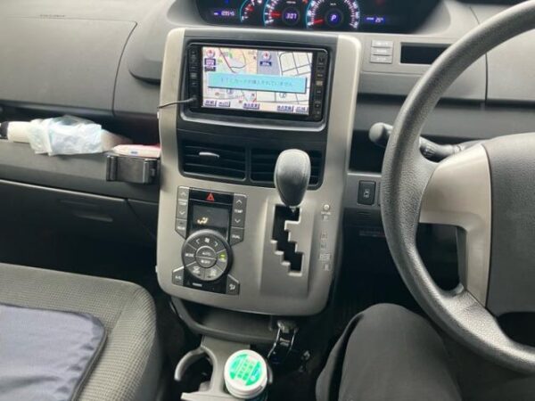 Ref:AUX-20140910 TOYOTA VOXY 2008 - Image 9