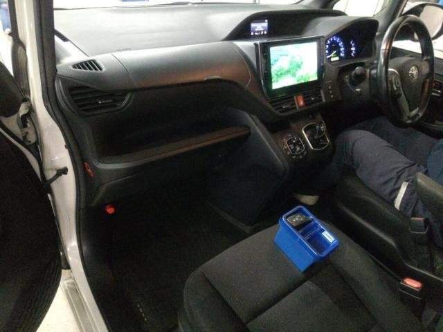 Ref:AUX-20990813 TOYOTA VOXY 2016 - Image 3