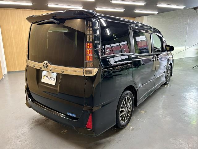 Ref:AUX-22681571 TOYOTA VOXY 2017 4 Ref:AUX-22681571 TOYOTA VOXY 2017 - Image 4