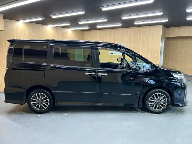 Ref:AUX-22681571 TOYOTA VOXY 2017 5 Ref:AUX-22681571 TOYOTA VOXY 2017 - Image 5