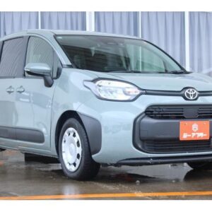 2023 Toyota Sienta green hybrid used car Japan export