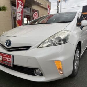 2011 Toyota Prius Alpha pearl gasoline used car Japan export