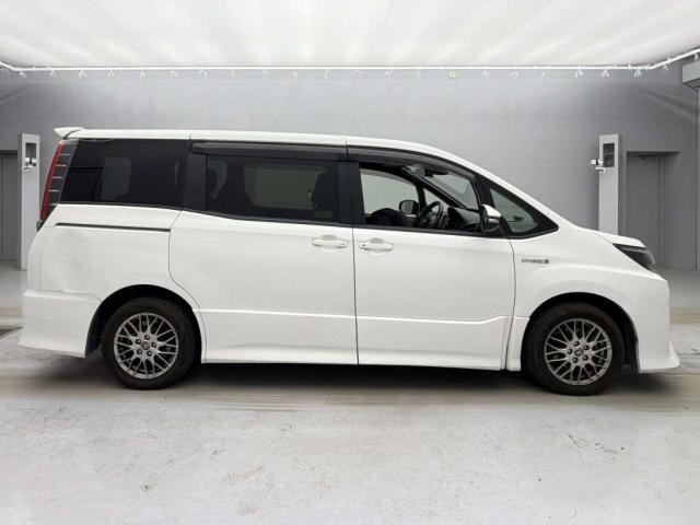 Ref:AUX-22800571 TOYOTA NOAH 2017 10 Ref:AUX-22800571 TOYOTA NOAH 2017 - Image 10