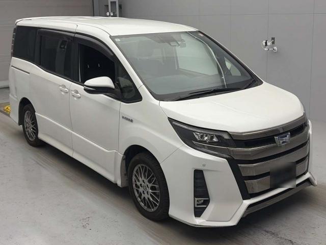 Ref:AUX-22800571 TOYOTA NOAH 2017 1 2017 Toyota Noah pearl hybrid used car Japan export
